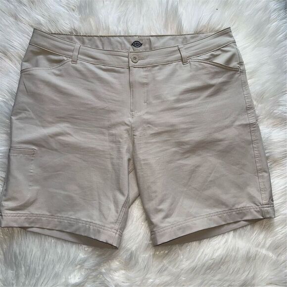 Dickies Women's Bermuda Shorts Size 16 Beige Golf Tennis 5 Pockets - Picture 1 of 12